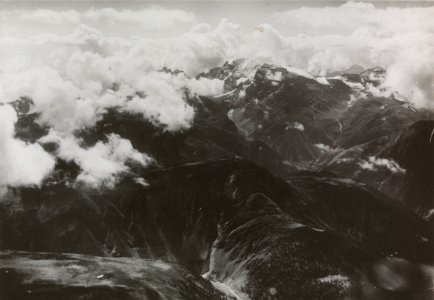 ETH-BIB-Binntal, Helsenhorn, Wolken v. N. aus 3000 m-Inlandflüge-LBS MH01-000200