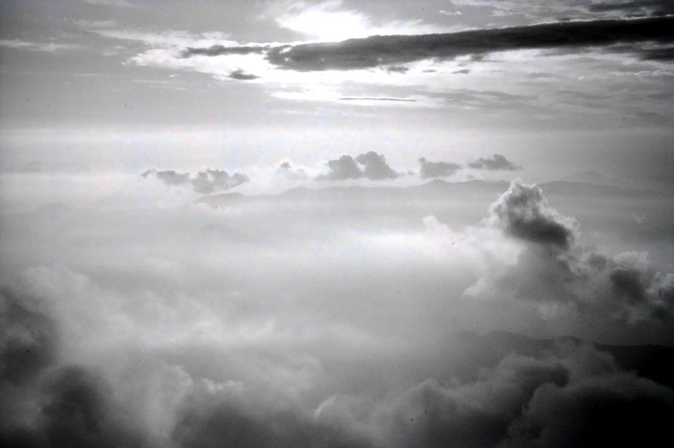 ETH-BIB-Blick aus dem Flugzeugfenster auf Wolken-Weitere-LBS MH02-27-0048