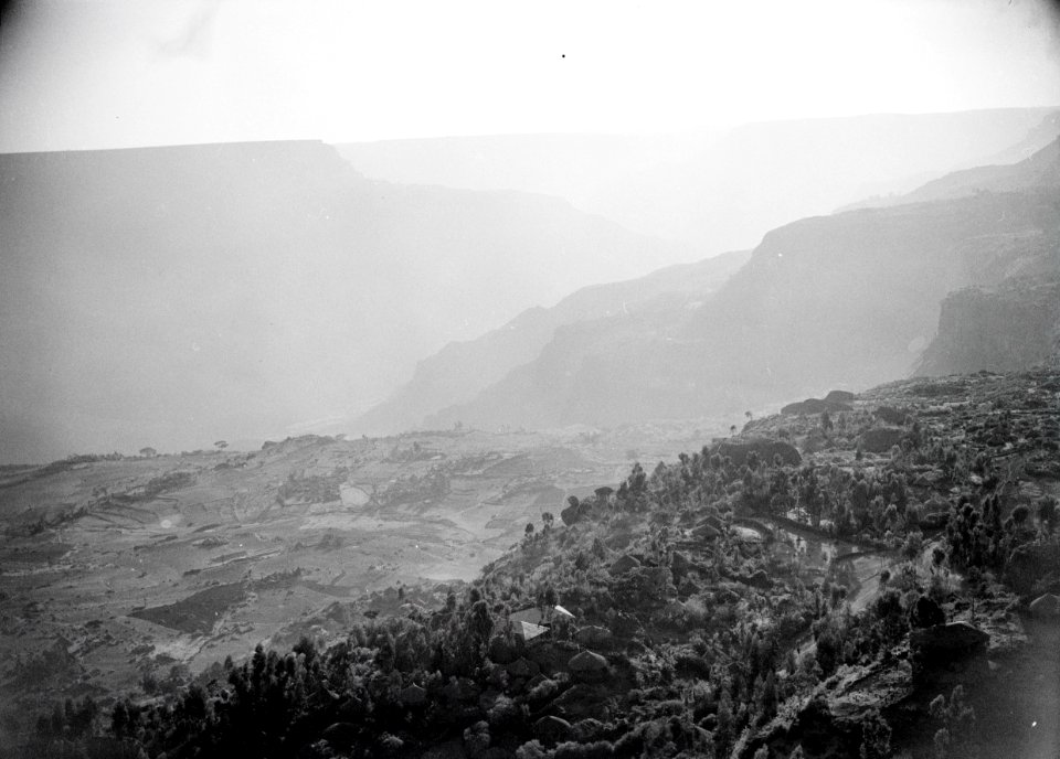 ETH-BIB-Blick ins Tal von Debre Libanos-Abessinienflug 1934-LBS MH02-22-0248