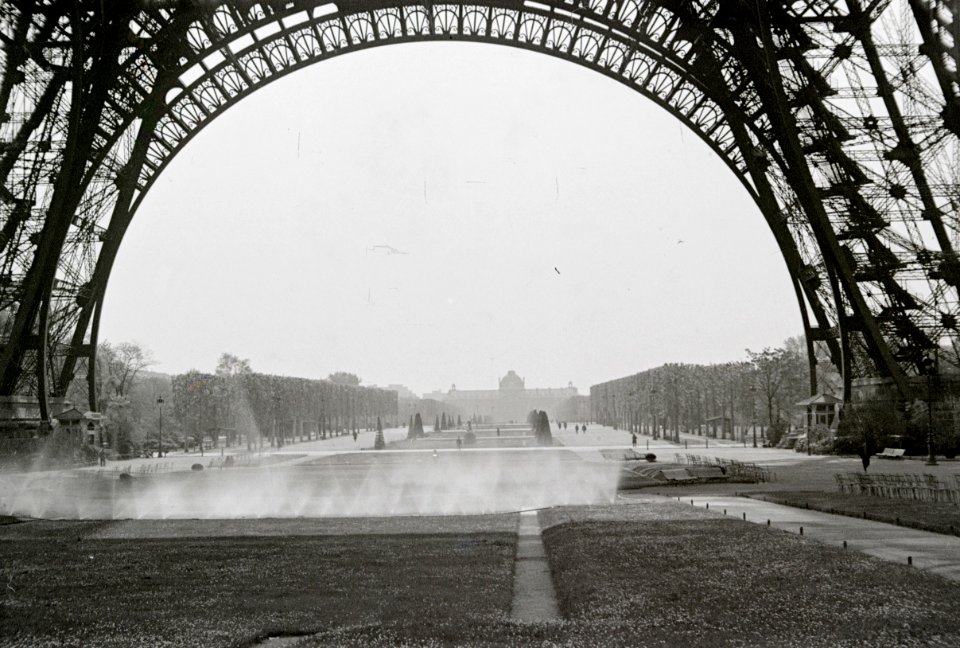 ETH-BIB-Blick von unter dem Eiffelturm auf das Champ de Mars-Weitere-LBS MH02-49-0021