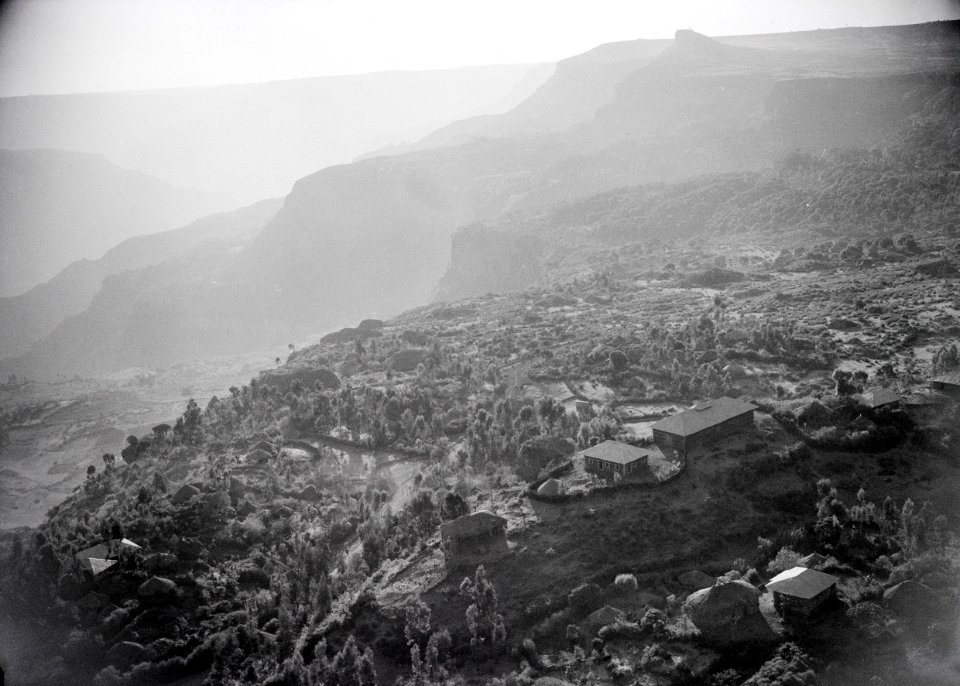 ETH-BIB-Blick ins Tal von Debre Libanos-Abessinienflug 1934-LBS MH02-22-0247