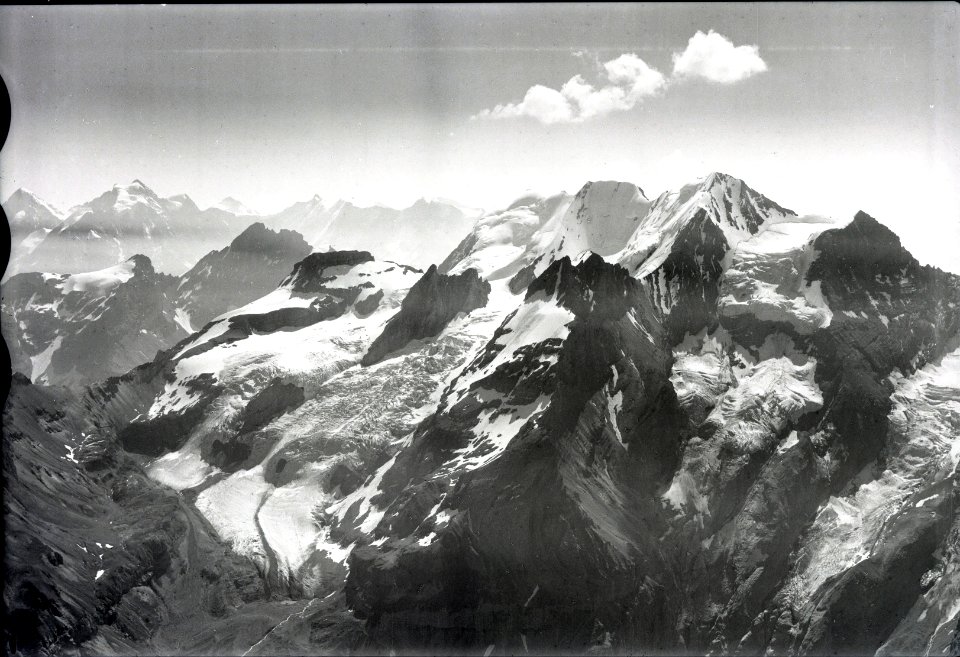 ETH-BIB-Blüemlisalp, Morgenhorn, Wyssi, Frau, Blüemlisalphorn, Gspalhorn, Jungfrau v. W. aus 3200 m-Inlandflüge-LBS MH01-005744