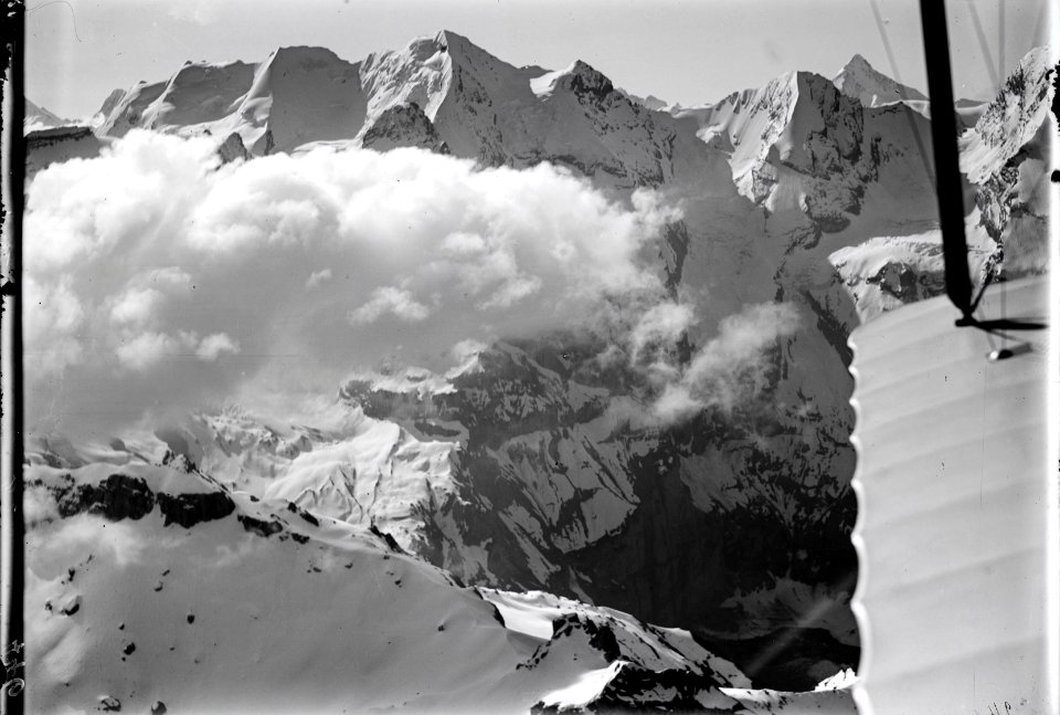 ETH-BIB-Blümlisalp mit Wolken, Oeschinensee v. W. aus 3600 m-Inlandflüge-LBS MH01-000446