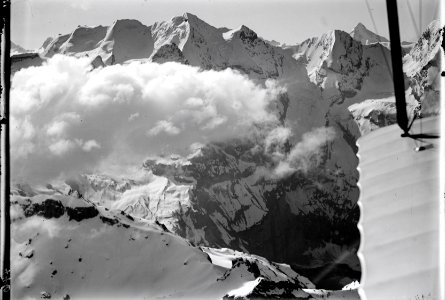 ETH-BIB-Blümlisalp mit Wolken, Oeschinensee v. W. aus 3600 m-Inlandflüge-LBS MH01-000446