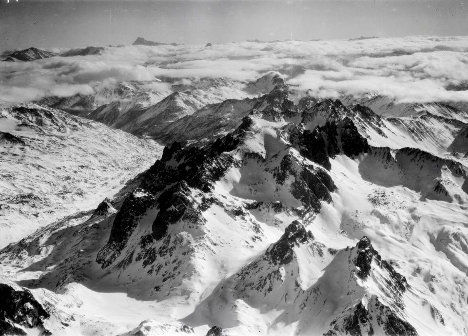 ETH-BIB-Blick auf schneebedeckte Gipfel der Westalpen-Tschadseeflug 1930-31-LBS MH02-08-0017