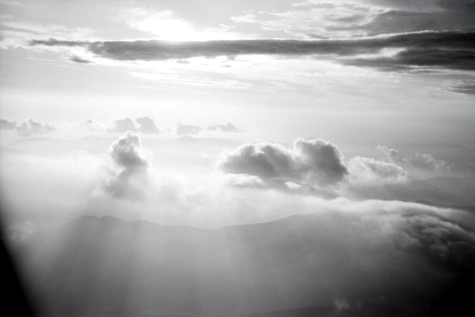 ETH-BIB-Blick aus dem Flugzeugfenster auf Wolken-Weitere-LBS MH02-27-0045