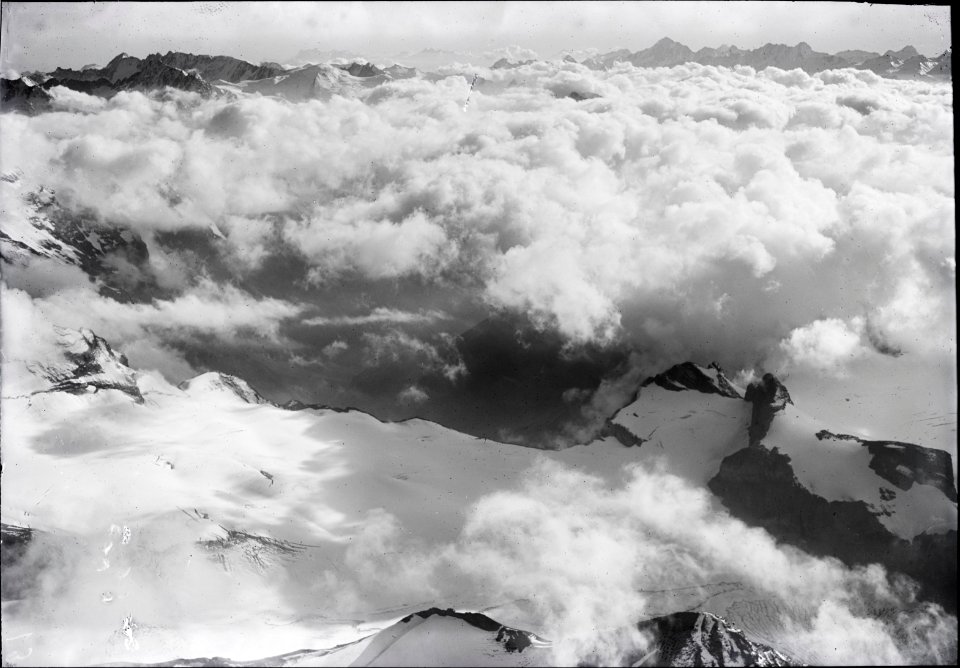 ETH-BIB-Blüemlisalp, Gletscher mit Wolken, Schlossstock, Dammakette, Finsteraarhorn v. N. O. aus 3300 m-Inlandflüge-LBS MH01-003947