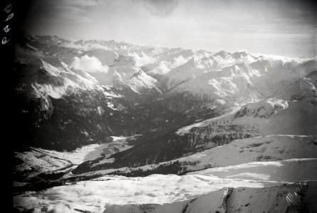 ETH-BIB-Blick ins Schams, vorne der Schamserberg, im Tal links am Rand Pignia, vor der Rheinschlaufe Andeer, darüber den Einschnitt des Avers-Inlandflüge-LBS MH01-006989