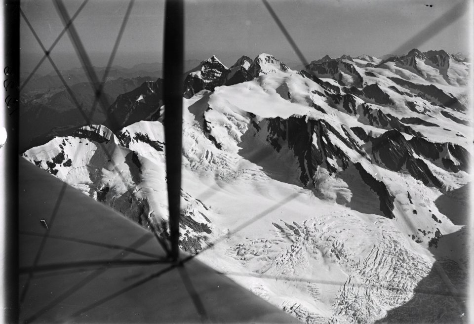 ETH-BIB-Breithorn, Jungfrau, Mönch, Schreckhorn, Lauterbrunnen, Spannseile v. S. W. aus 5000 m-Inlandflüge-LBS MH01-001226