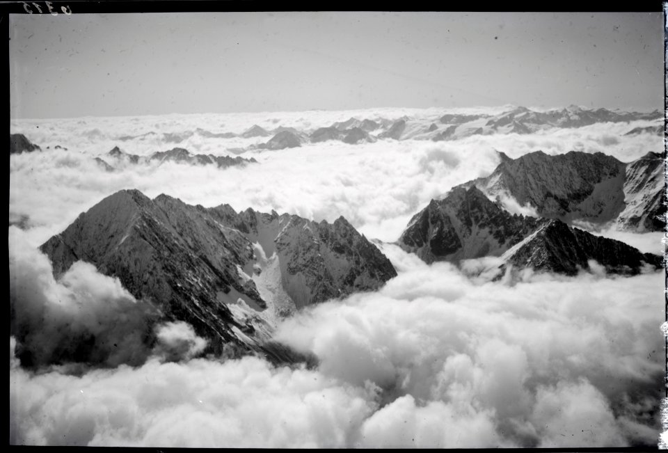 ETH-BIB-Bristenstock, Sunnig Wichel im Wolkenmeer v. N. aus 3300 m-Inlandflüge-LBS MH01-006315