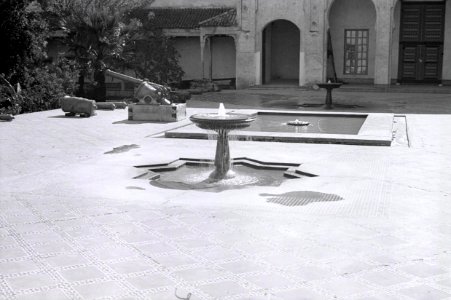 ETH-BIB-Brunnen in einem Garten in Fès-Nordafrikaflug 1932-LBS MH02-13-0353