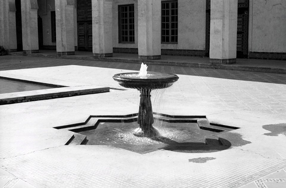 ETH-BIB-Brunnen in Innenhof in Fès-Nordafrikaflug 1932-LBS MH02-13-0348