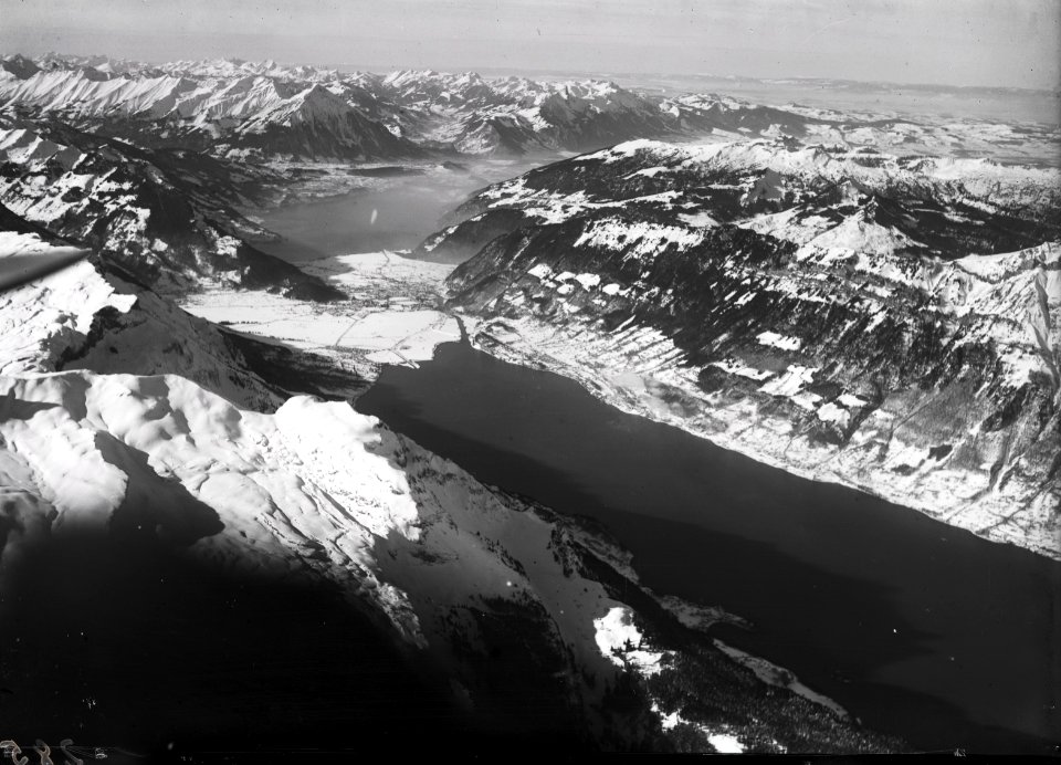 ETH-BIB-Brienzersee, Bödeli mit Interlaken, Thunersee, Niesenkette aus 3600 m-Inlandflüge-LBS MH01-000285