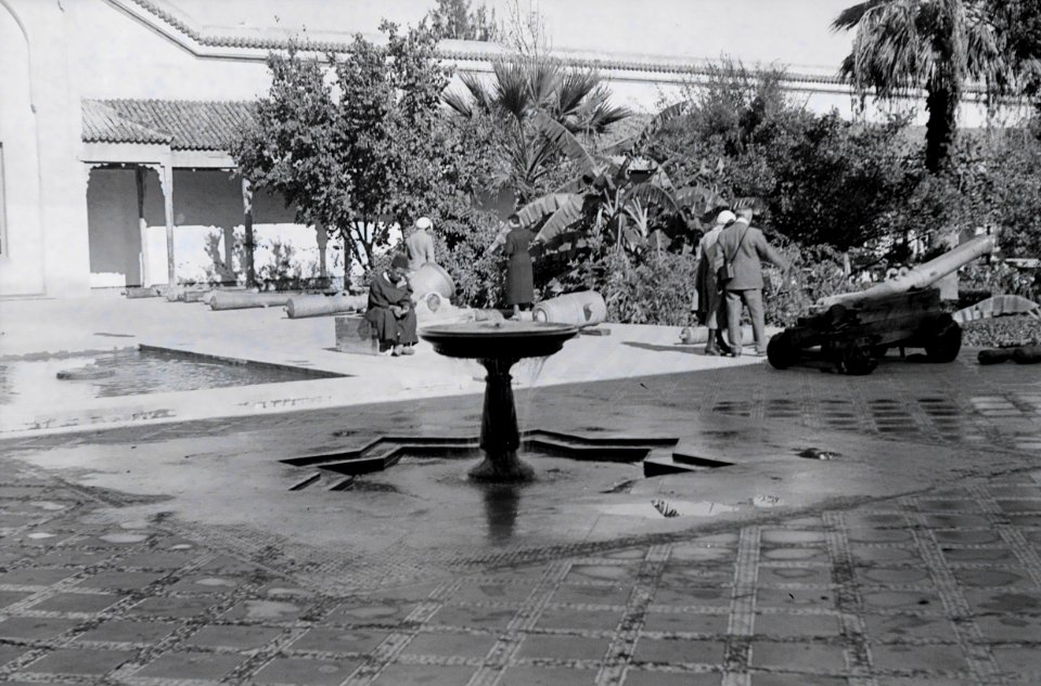 ETH-BIB-Brunnen in einem Garten in Fès-Nordafrikaflug 1932-LBS MH02-13-0344