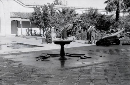 ETH-BIB-Brunnen in einem Garten in Fès-Nordafrikaflug 1932-LBS MH02-13-0344