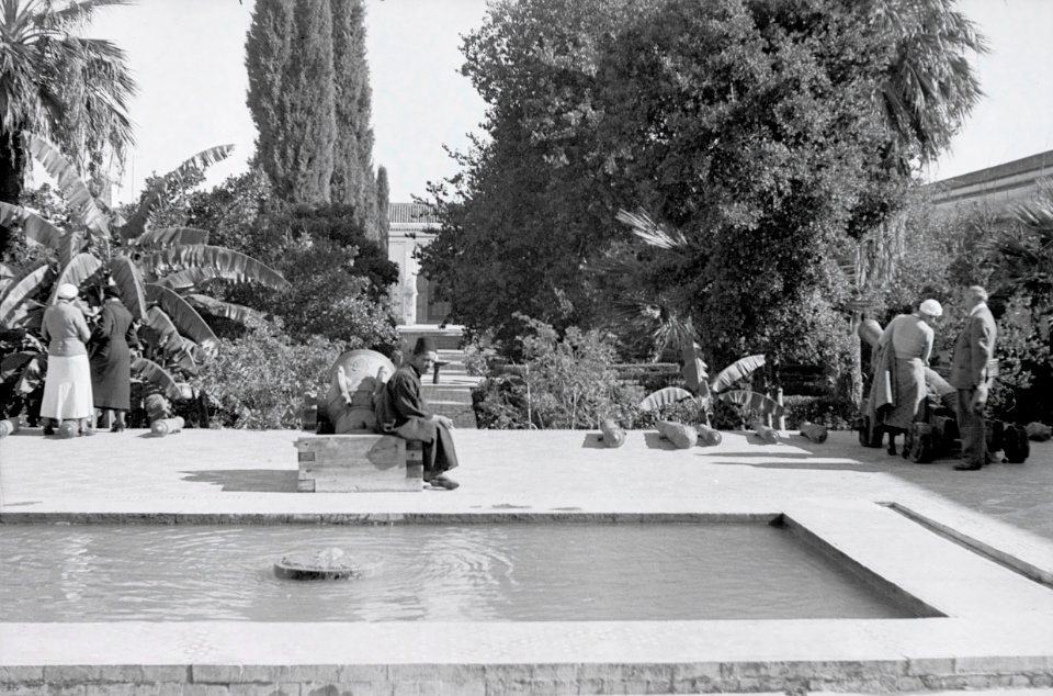 ETH-BIB-Brunnen in Garten in Fès-Nordafrikaflug 1932-LBS MH02-13-0345