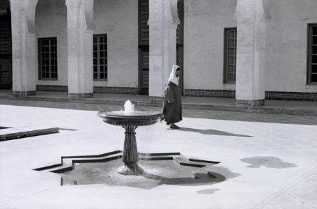 ETH-BIB-Brunnen in einem Innenhof in Fès-Nordafrikaflug 1932-LBS MH02-13-0347