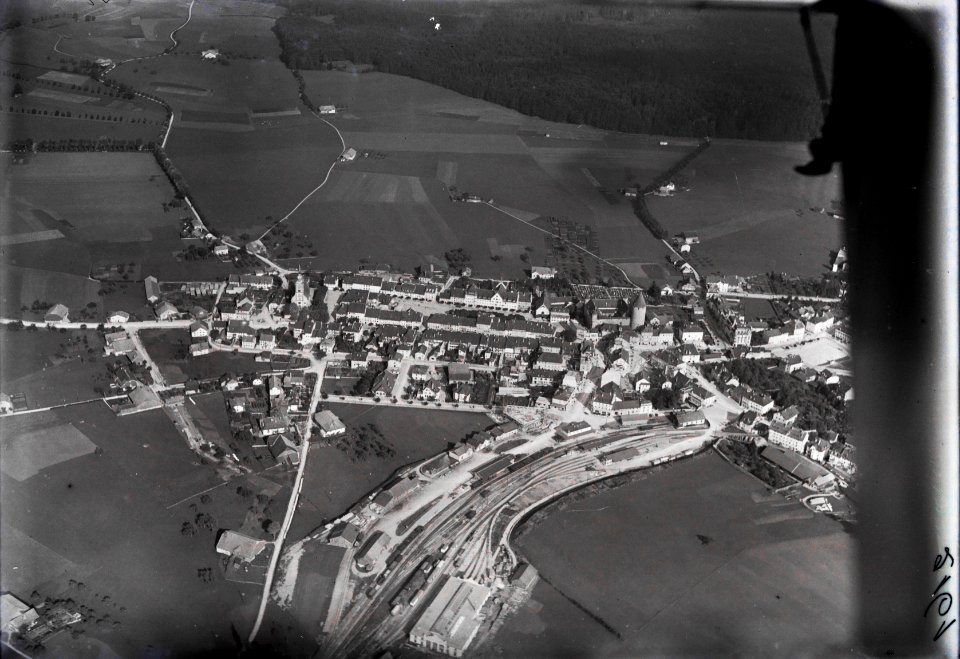 ETH-BIB-Bulle, Gesamtansicht v. W. aus 200 m-Inlandflüge-LBS MH01-002161