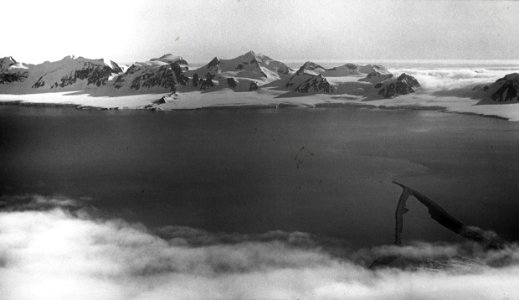 ETH-BIB-Carsbai, Vorlandsund, Prinz Karl Vorland mit Mt. Monaca von Osten-Spitzbergenflug 1923-LBS MH02-01-0036