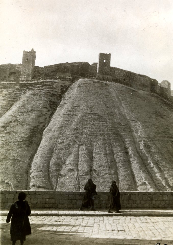 ETH-BIB-Castell in Aleppo-Persienflug 1924-1925-LBS MH02-02-0020-AL-FL