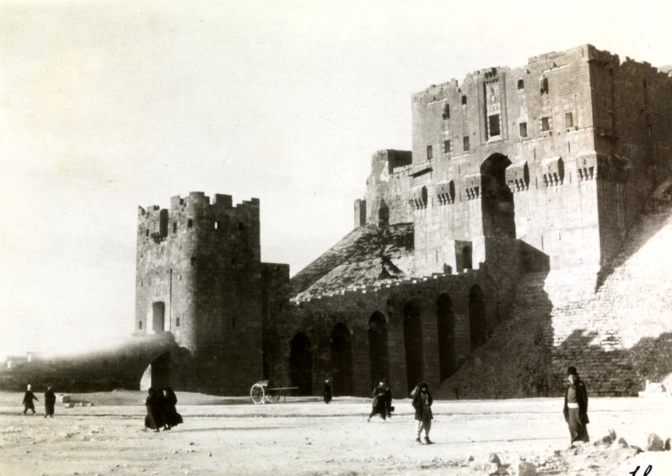 ETH-BIB-Castell in Aleppo-Persienflug 1924-1925-LBS MH02-02-0018-AL-FL
