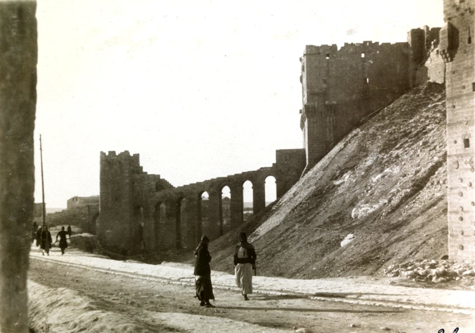 ETH-BIB-Castell in Aleppo-Persienflug 1924-1925-LBS MH02-02-0022-AL-FL