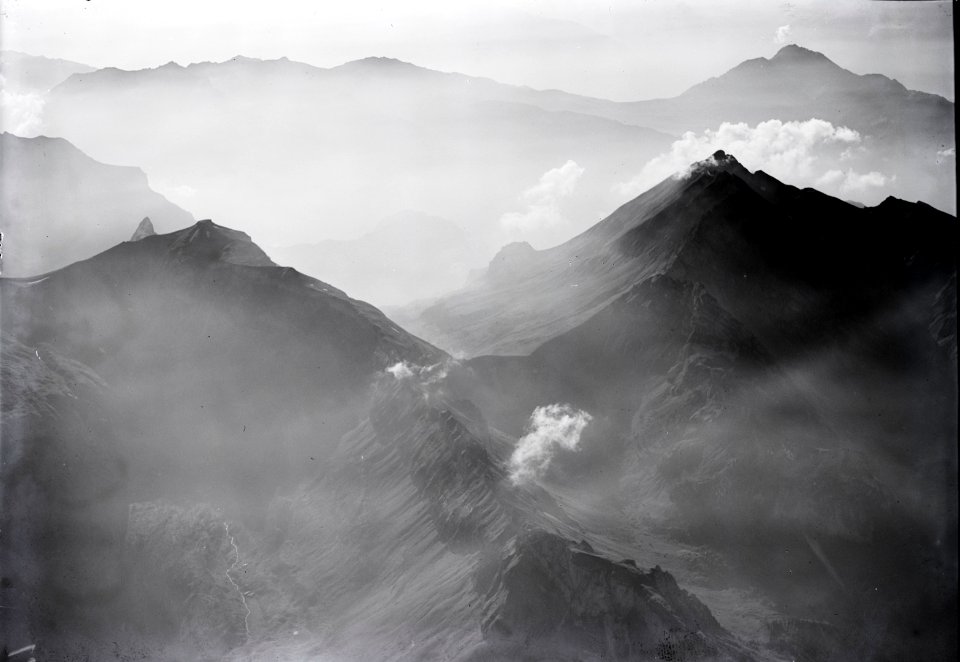 ETH-BIB-Chaiserstuel, Brisen, Stanserhorn, Dunstschleier v. O. aus 3000 m-Inlandflüge-LBS MH01-003953