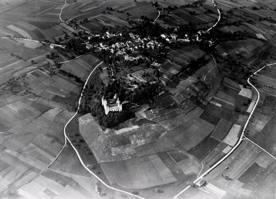 ETH-BIB-Champvent, Schloss Champvent v. S. aus 500 m-Inlandflüge-LBS MH01-000793
