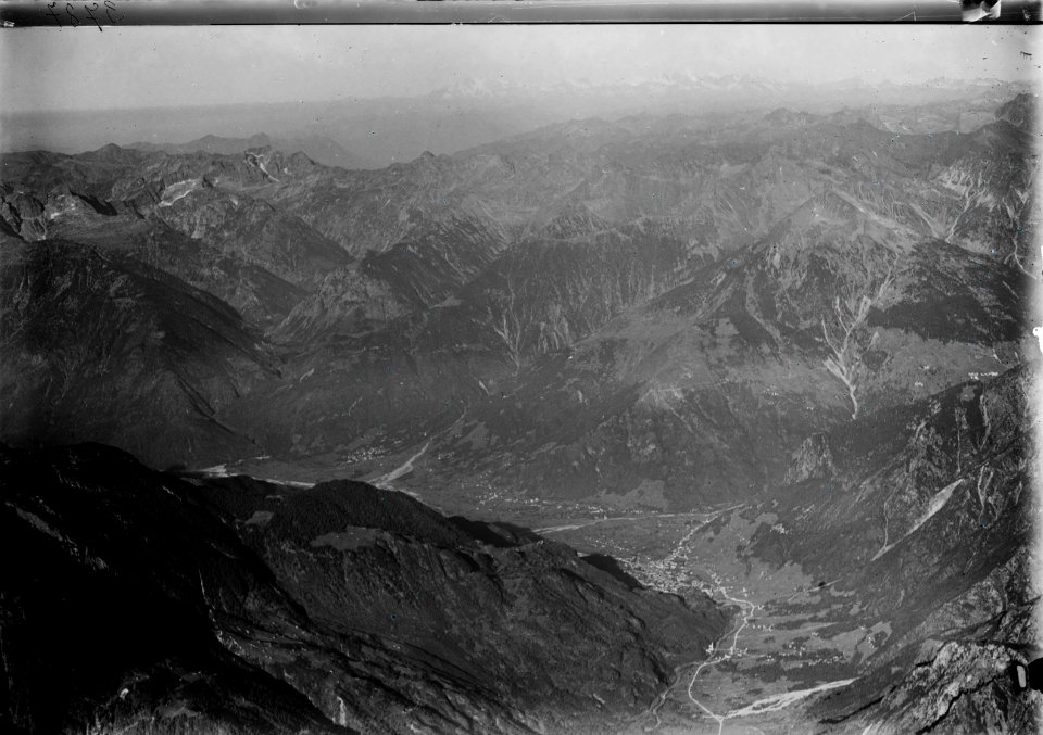 ETH-BIB-Chiavenna, Mese, Gordona, Walliseralpen, Tessineralpen, Bergell v. O. aus 3300 m-Inlandflüge-LBS MH01-003787