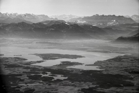 ETH-BIB-Chiemsee, dahinter die Alpen-Weitere-LBS MH02-33-0030
