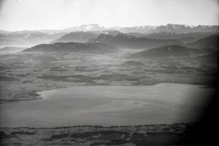 ETH-BIB-Chiemsee, dahinter die Alpen-Weitere-LBS MH02-33-0032