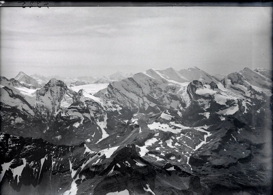 ETH-BIB-Chilchflue, Schilthorn, Hundshorn, Gspaltenhorn, Blüemlisalp v. O. aus 3500 m-Inlandflüge-LBS MH01-004325