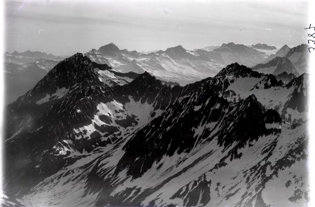 ETH-BIB-Chli Windgällen, Gross Windgällen, Ruchen, Düssi, Bristenstock, Federstock v. S. W. aus 3500 m-Inlandflüge-LBS MH01-003387