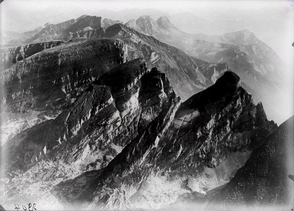 ETH-BIB-Churfirsten von Westen, Zuestoll, Chäserrugg, Alvier, Schesaplana v. N. W. aus 2400 m-Inlandflüge-LBS MH01-002304