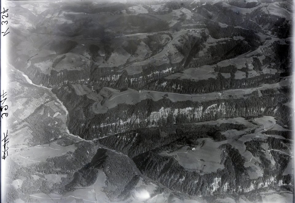 ETH-BIB-Chrachen, Grossenberg, Flüebach, an der Kleinen Fontannen auf der Ostseite des Napf v. N. aus 3000 m-Inlandflüge-LBS MH01-003214