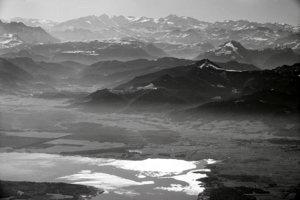 ETH-BIB-Chiemsee, dahinter die Alpen-Weitere-LBS MH02-33-0036