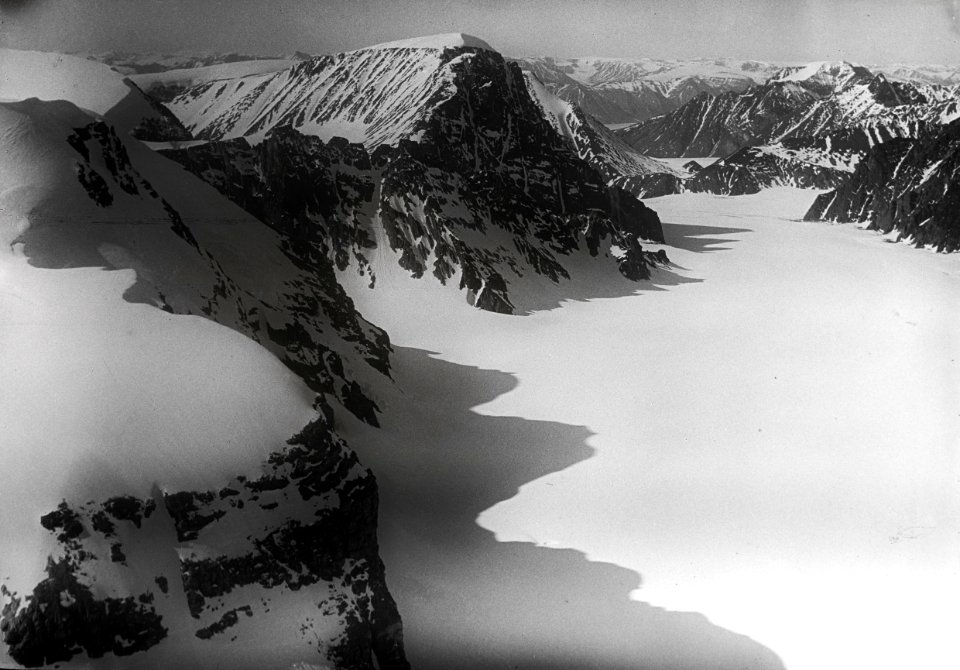 ETH-BIB-Chydeniusgruppe mit Ostfjord der Wyderbai von Osten aus 1700 m Höhe-Spitzbergenflug 1923-LBS MH02-01-0022