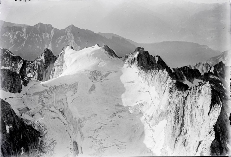 ETH-BIB-Cima della Bondasca, Gletschefirn v. N. W. aus 3500 m-Inlandflüge-LBS MH01-003760