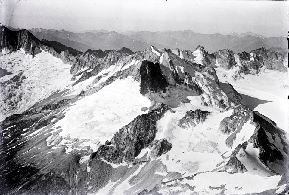 ETH-BIB-Cima di Rosso, Monte Disgrazia, Fornogletscher v. N. aus 3600 m-Inlandflüge-LBS MH01-003756