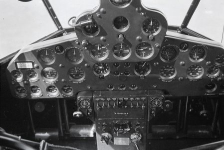 ETH-BIB-Cockpit der Curtiss AT-32C Condor, CH-170 in Dübendorf-Inlandflüge-LBS MH05-32-15