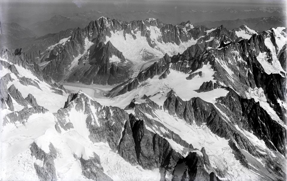 ETH-BIB-Col des Hirondelles, Aiguille Verte, Mer de Glace v. S. aus 4500 m-Inlandflüge-LBS MH01-005184