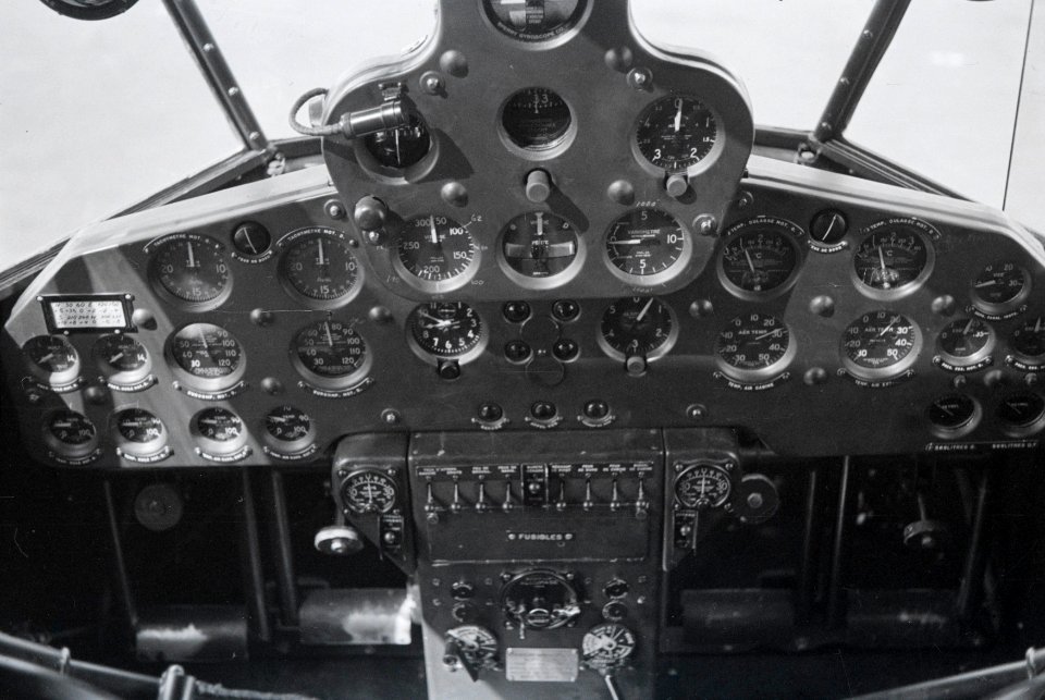 ETH-BIB-Cockpit der Curtiss AT-32C Condor, CH-170 in Dübendorf-Inlandflüge-LBS MH05-32-16