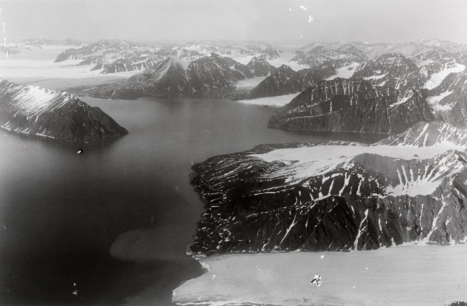 ETH-BIB-Cross- und Möllerbai mit König Haakon Berg und Lilliehookgletscher von Süden aus 1600 m Höhe-Spitzbergenflug 1923-LBS MH02-01-0035