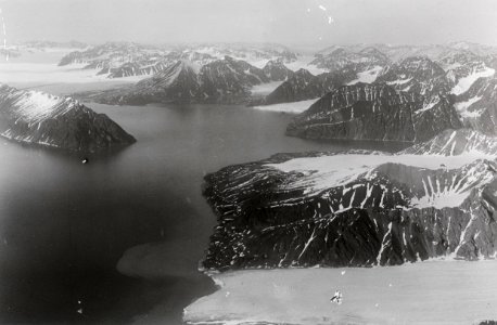 ETH-BIB-Cross- und Möllerbai mit König Haakon Berg und Lilliehookgletscher von Süden aus 1600 m Höhe-Spitzbergenflug 1923-LBS MH02-01-0035