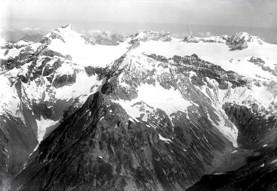 ETH-BIB-Cuolm Tgietschen, Heimstock, Piz Cazarauls v. S. aus 3000 m-Inlandflüge-LBS MH01-004749