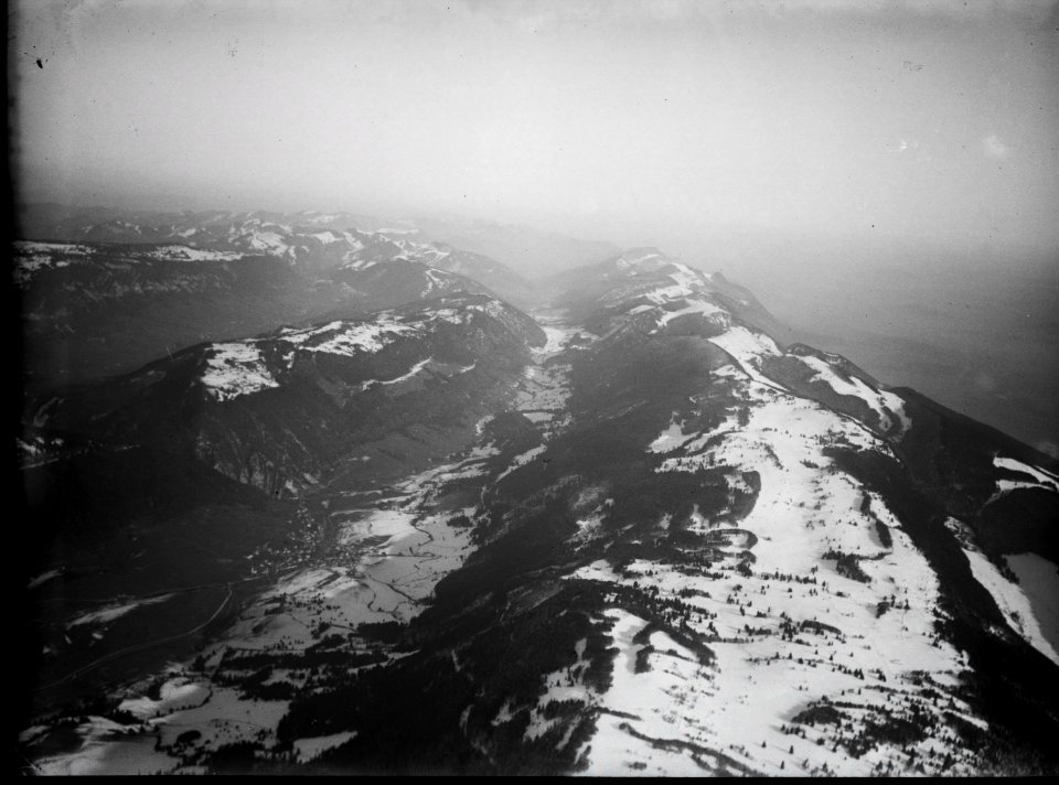 ETH-BIB-Court, Hasenmatt, Gänsbrunnen, Hauenstein v. W. aus 2000 m-Inlandflüge-LBS MH01-001413