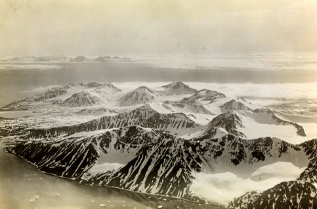 ETH-BIB-Crossbai mit Abeltofthafen - Kap Mitra von Nord-Osten aus 1600 m Höhe-Spitzbergenflug 1923-LBS MH02-01-0036-A