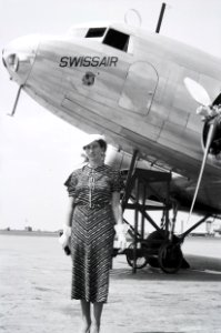 ETH-BIB-Dame vor Douglas DC-2 der Swissair-Weitere-LBS MH02-43-0006