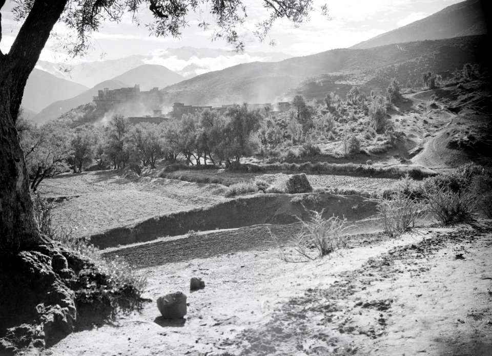 ETH-BIB-Das Tal von Asni- von himmelhohen Wänden der höchsten Atlasgipfel im Süden abgeschlossen, erinnert es mit seinen befestigten Bergdörfern an romantische Täler im Wallis-Tschadseeflug 1930-31-LBS MH02-08-0367