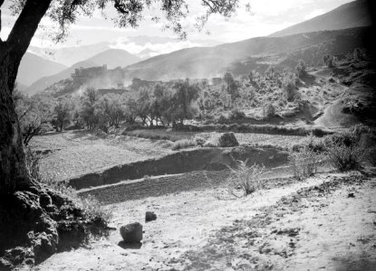 ETH-BIB-Das Tal von Asni- von himmelhohen Wänden der höchsten Atlasgipfel im Süden abgeschlossen, erinnert es mit seinen befestigten Bergdörfern an romantische Täler im Wallis-Tschadseeflug 1930-31-LBS MH02-08-0367